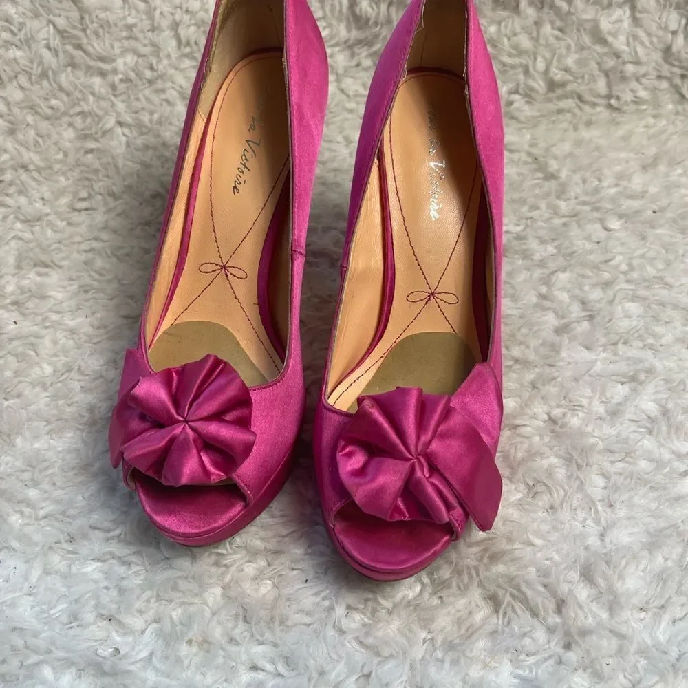 Pour La Victoire Satin Hot pink slip on platform heels peep toe SZ9.5
